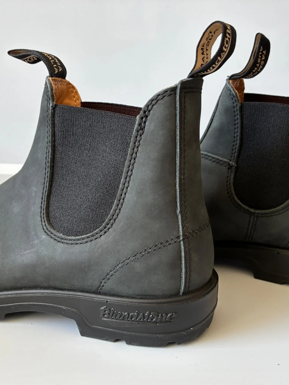 Blundstone BL587 Elastic Sided Chelsea Boot Rustic Black US Mens 9/Womens 11 NIB